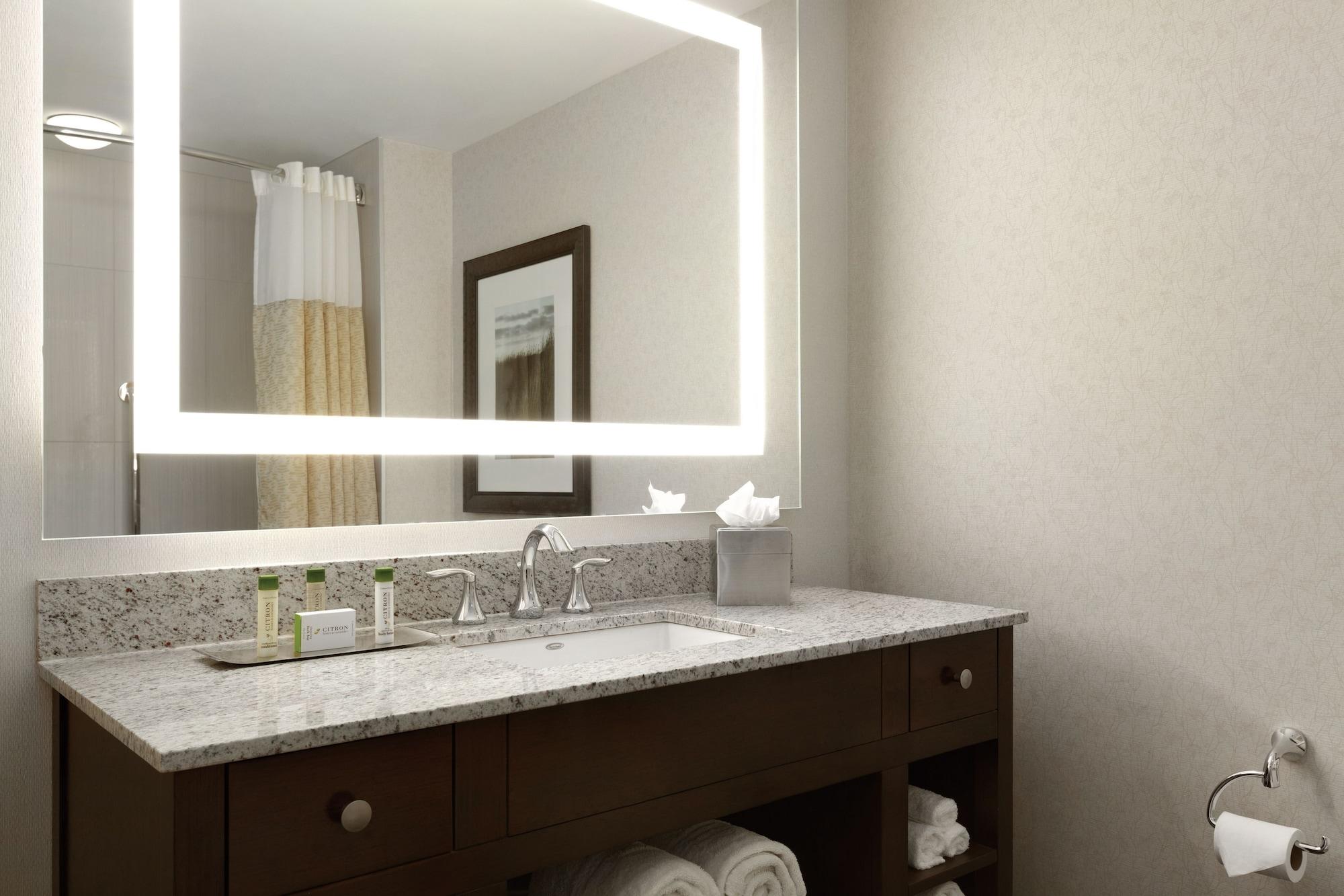 Doubletree By Hilton Hotel Boston Bayside Ngoại thất bức ảnh