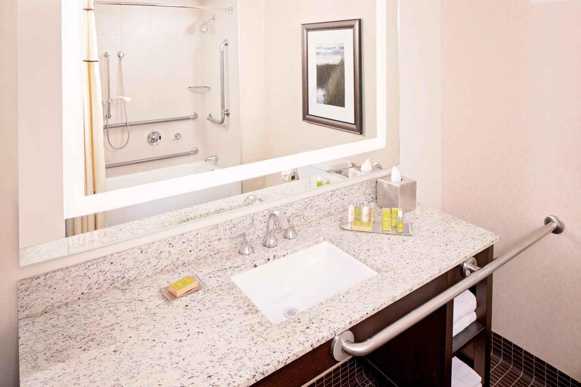 Doubletree By Hilton Hotel Boston Bayside Ngoại thất bức ảnh